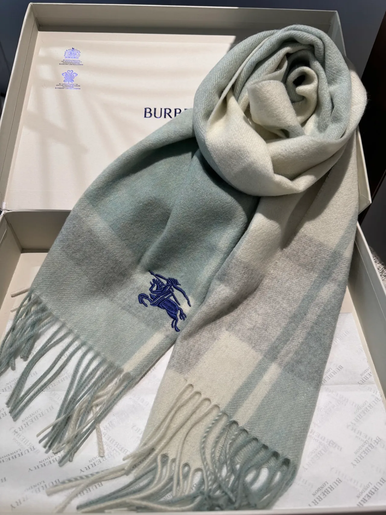 Burberry Knight cachecol azul gelo e cachecol de cashmere off-white 8