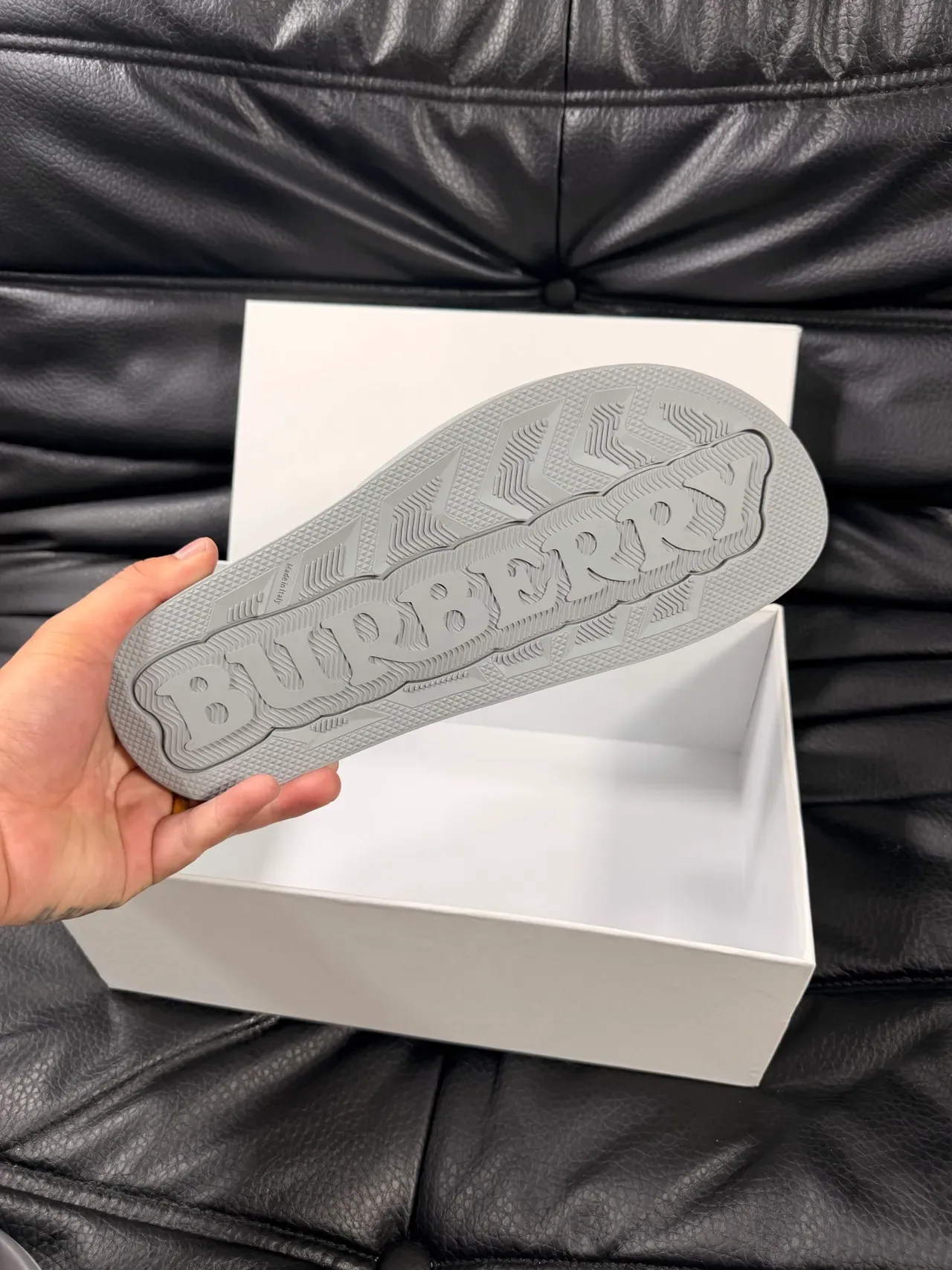 Burberry Knight Slide Chinelos Cinza Bordados com Motivo Equestre 2