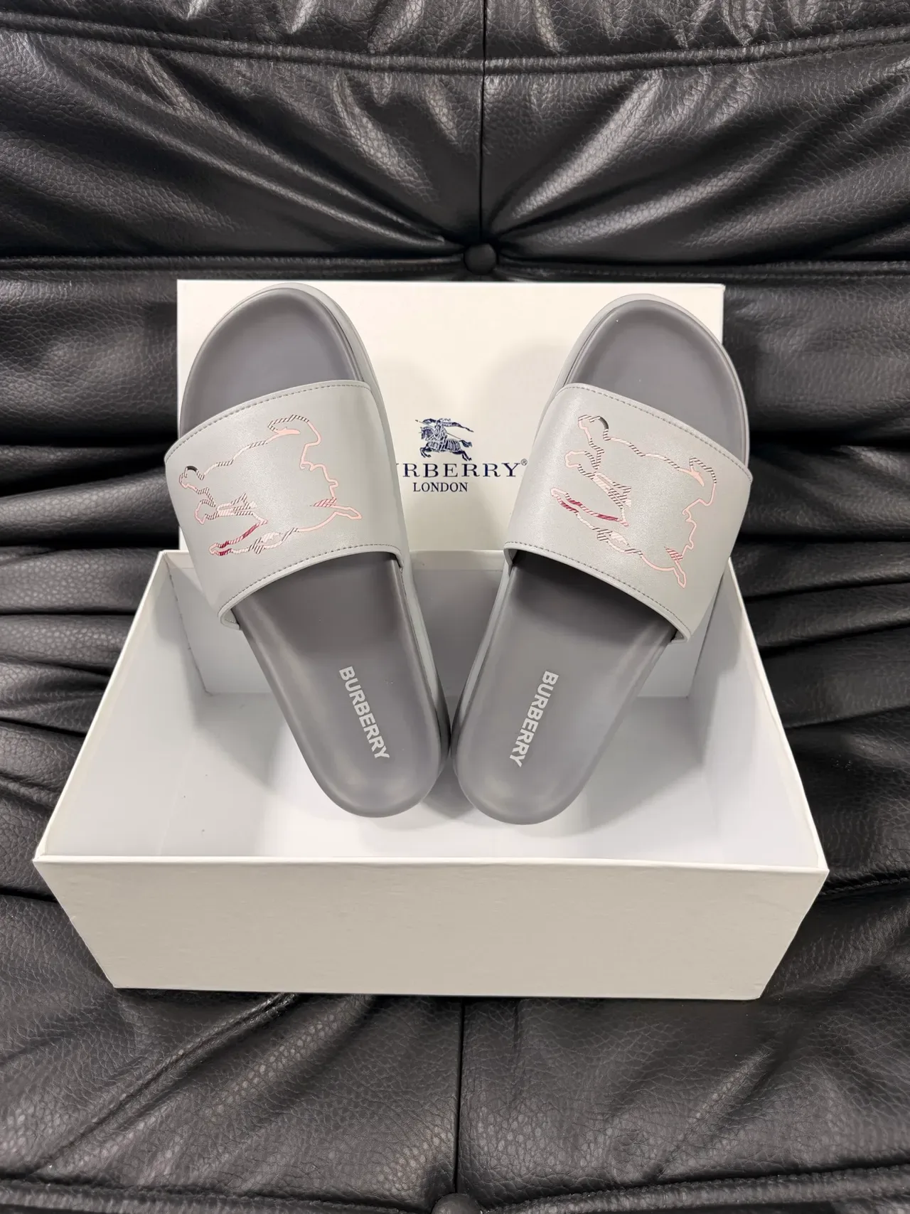 Burberry Knight Slide Chinelos Cinza Bordados com Motivo Equestre 3