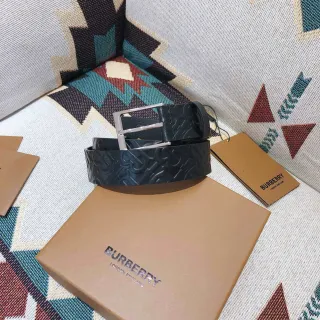 Burberry মনোগ্রাম এমবসড কালো চামড়ার বেল্ট