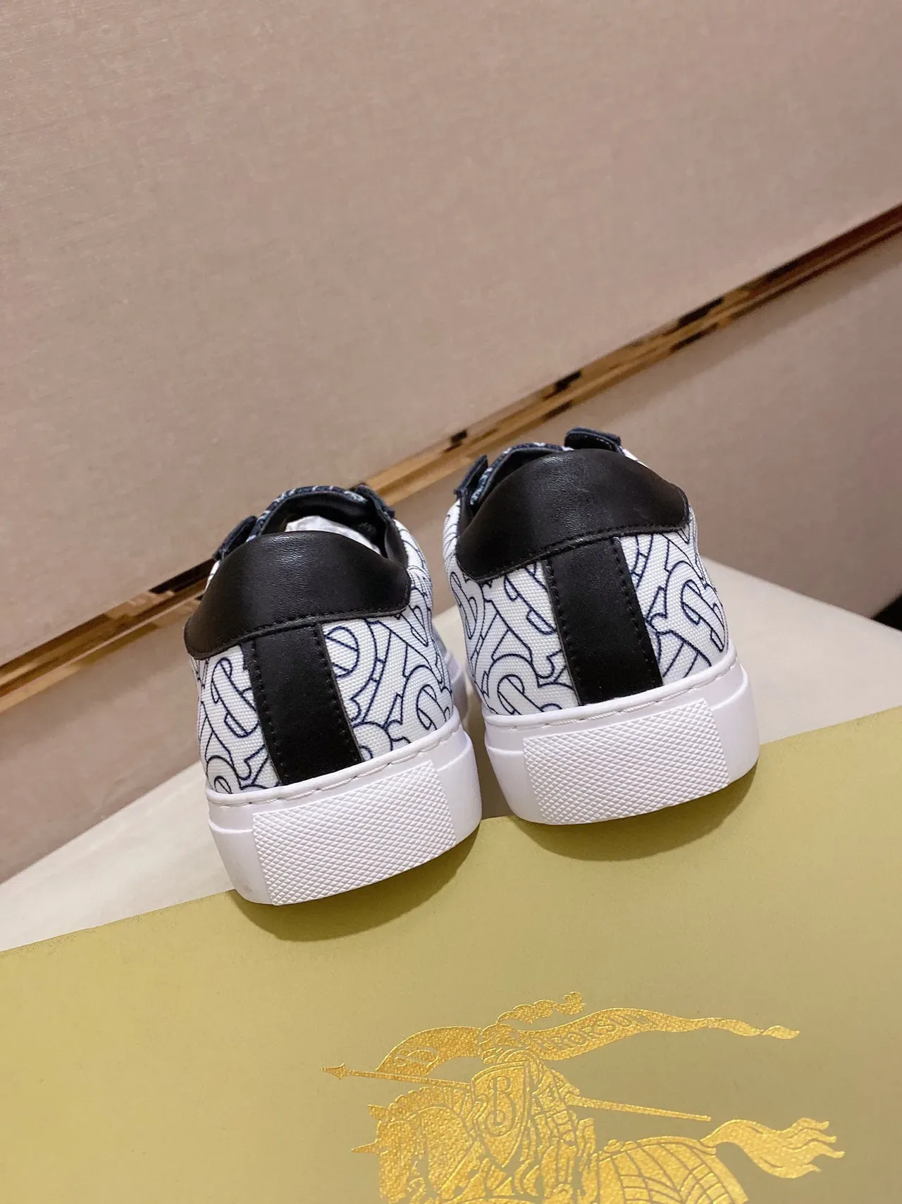 Burberry Monogram Noir et Blanc Lifestyle Sneakers 3