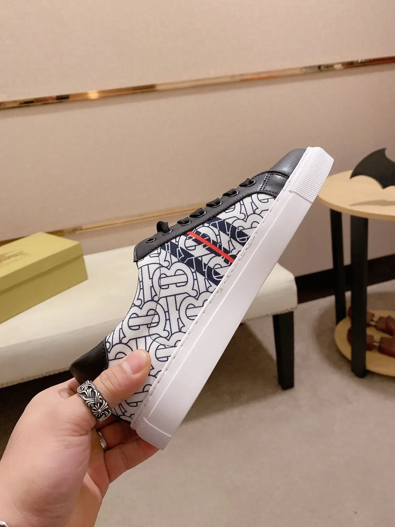 Burberry Monogram Noir et Blanc Lifestyle Sneakers 6