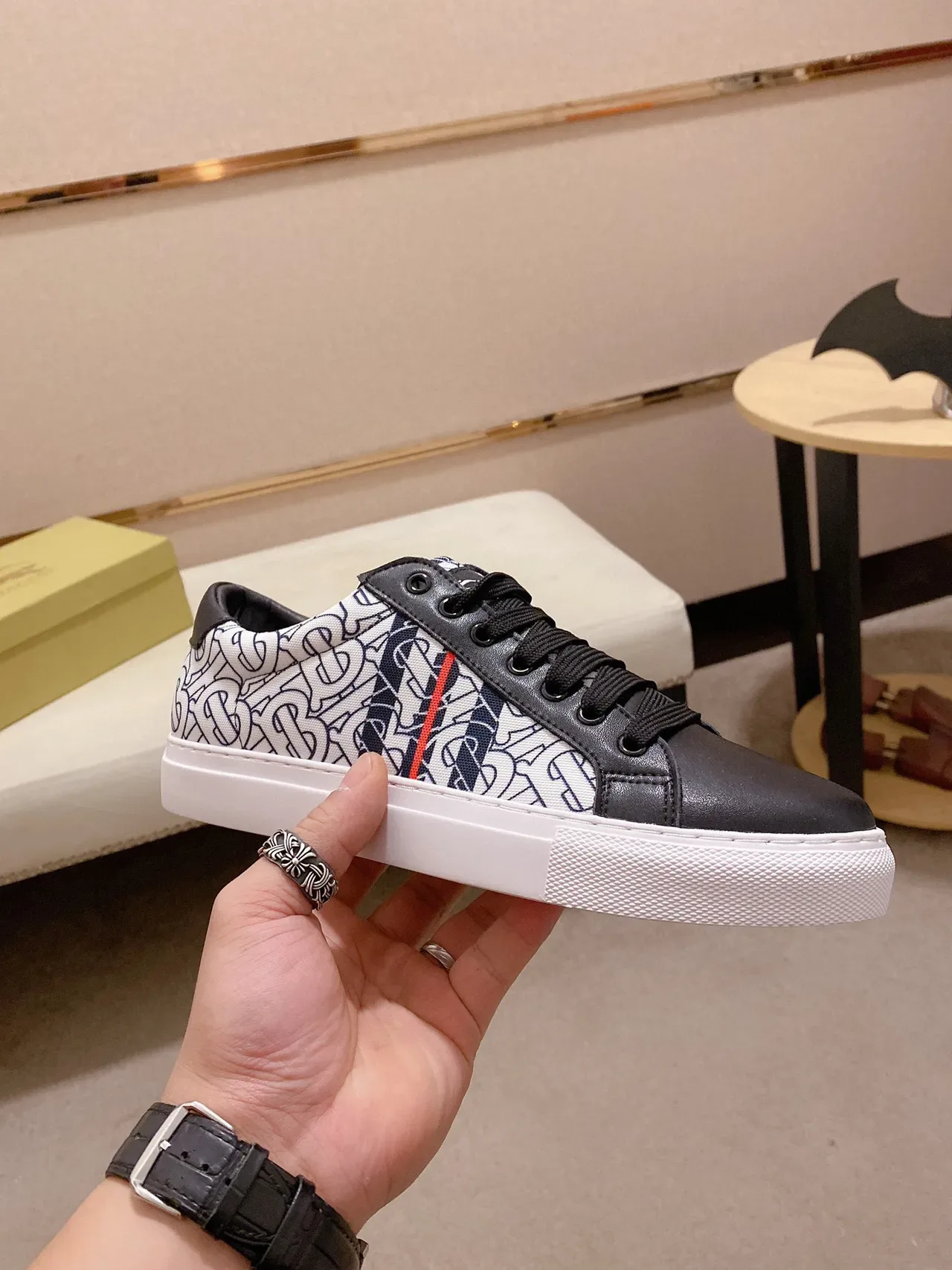 Burberry Monogram Noir et Blanc Lifestyle Sneakers 7