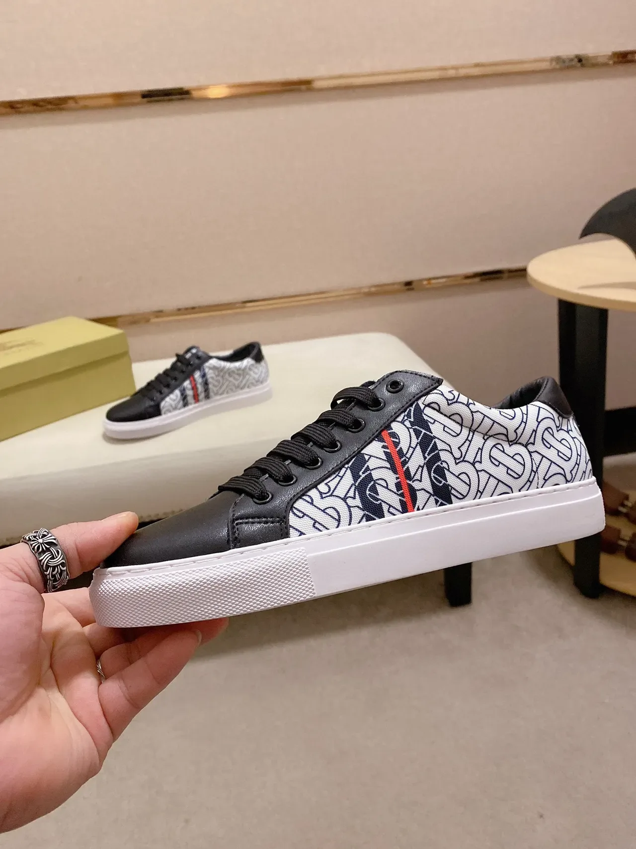 Burberry Monogram Noir et Blanc Lifestyle Sneakers 8