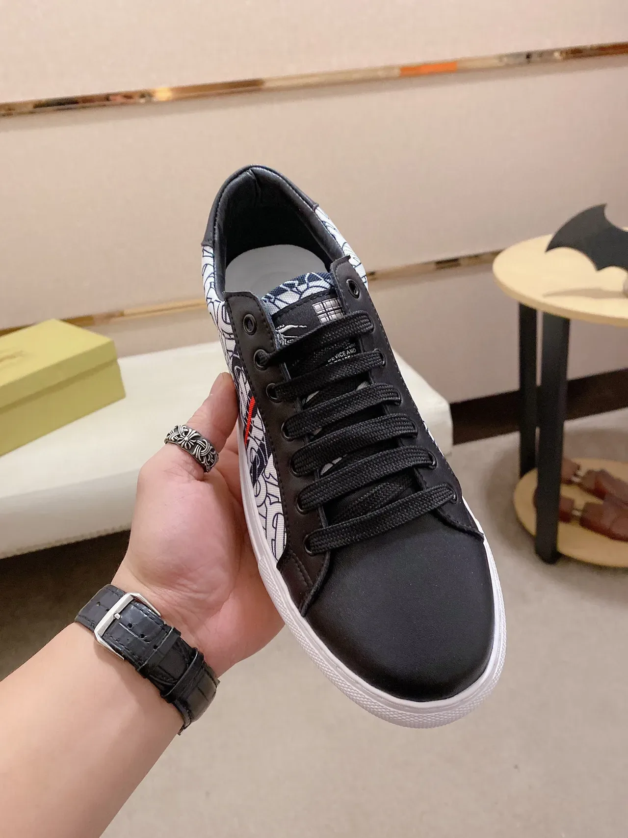 Burberry Monogram Noir et Blanc Lifestyle Sneakers 9