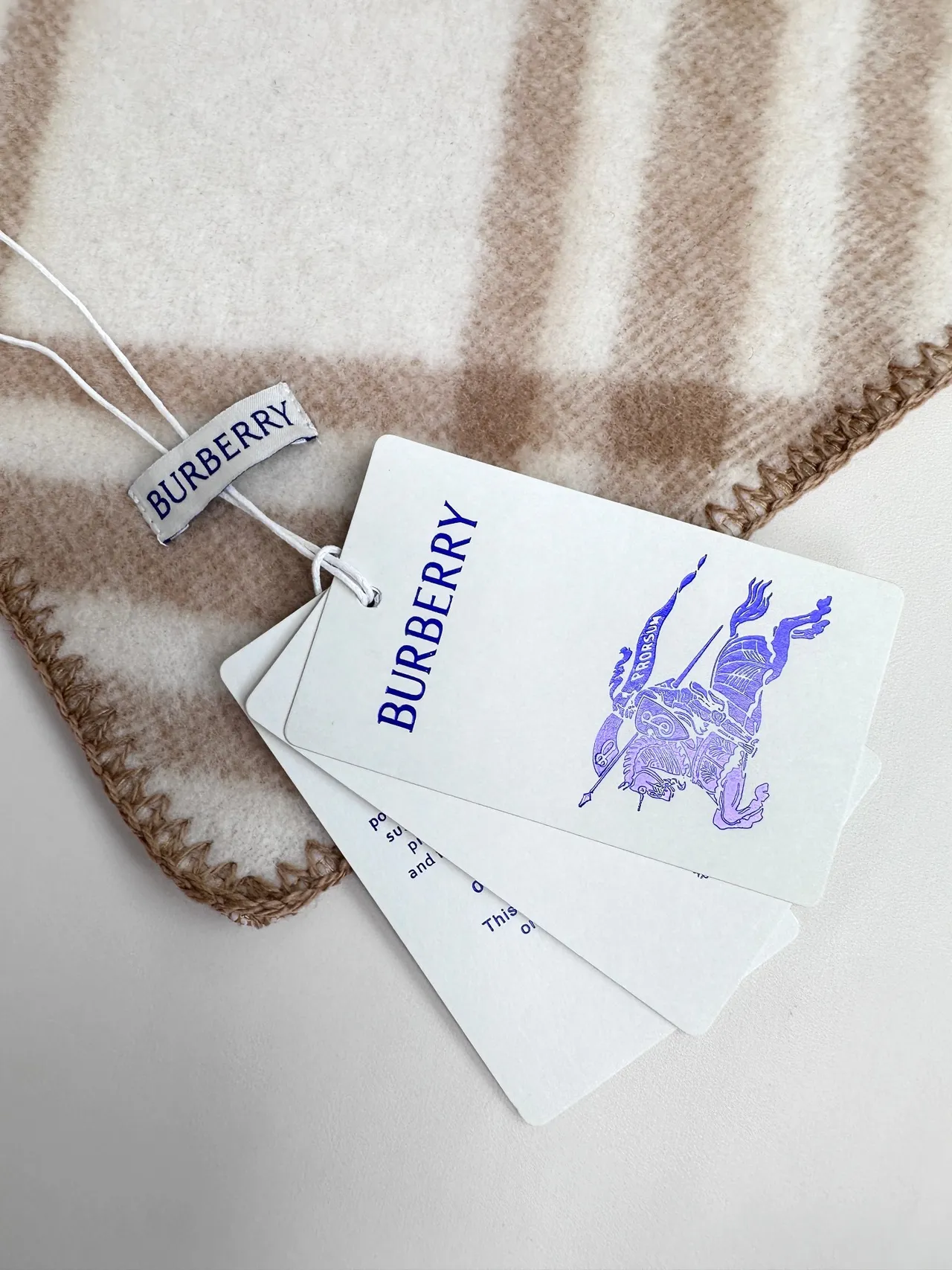 Burberry Nova Check جملي وكريمي كشمير شال 2