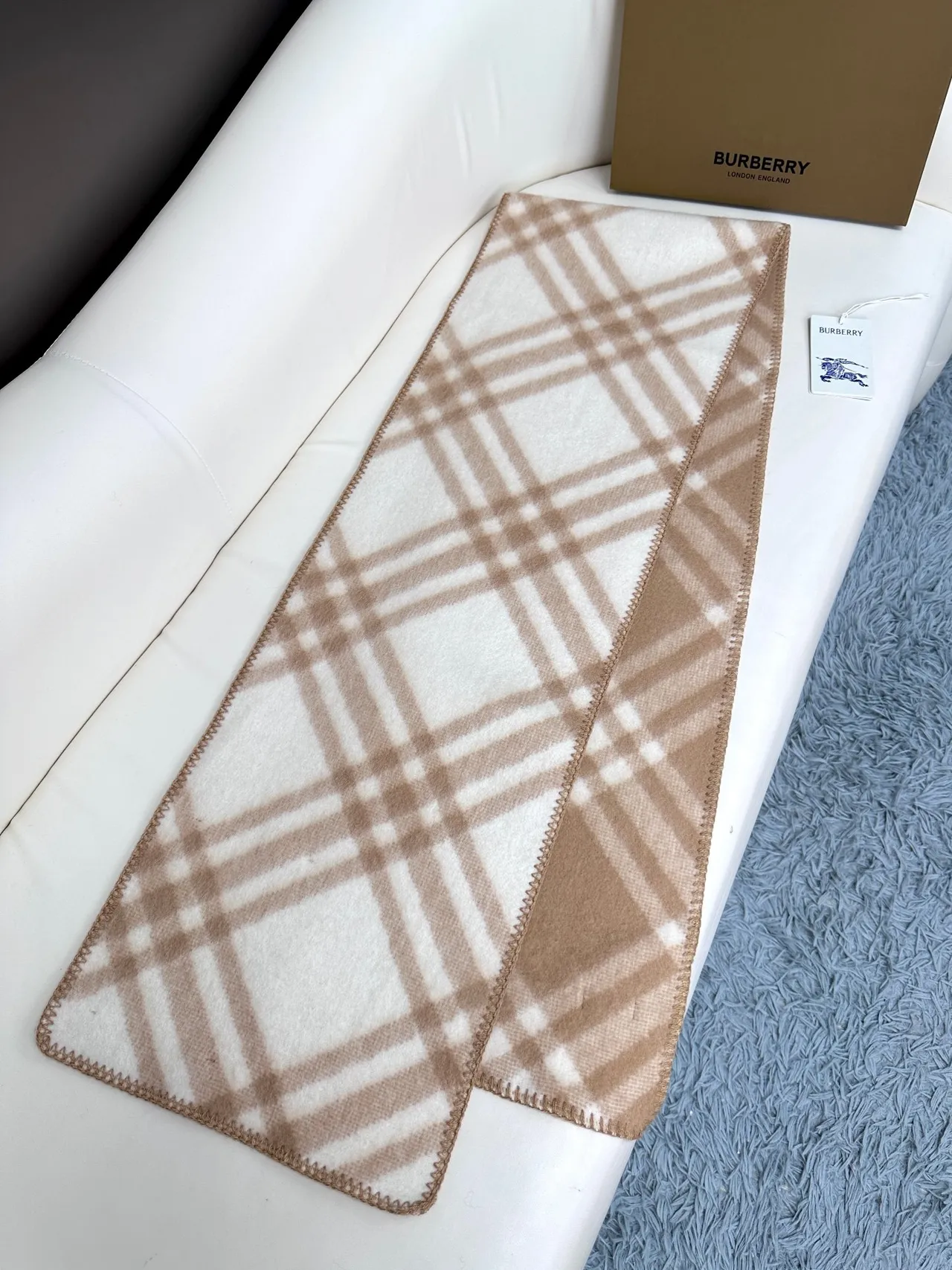 Burberry Nova Check جملي وكريمي كشمير شال 4