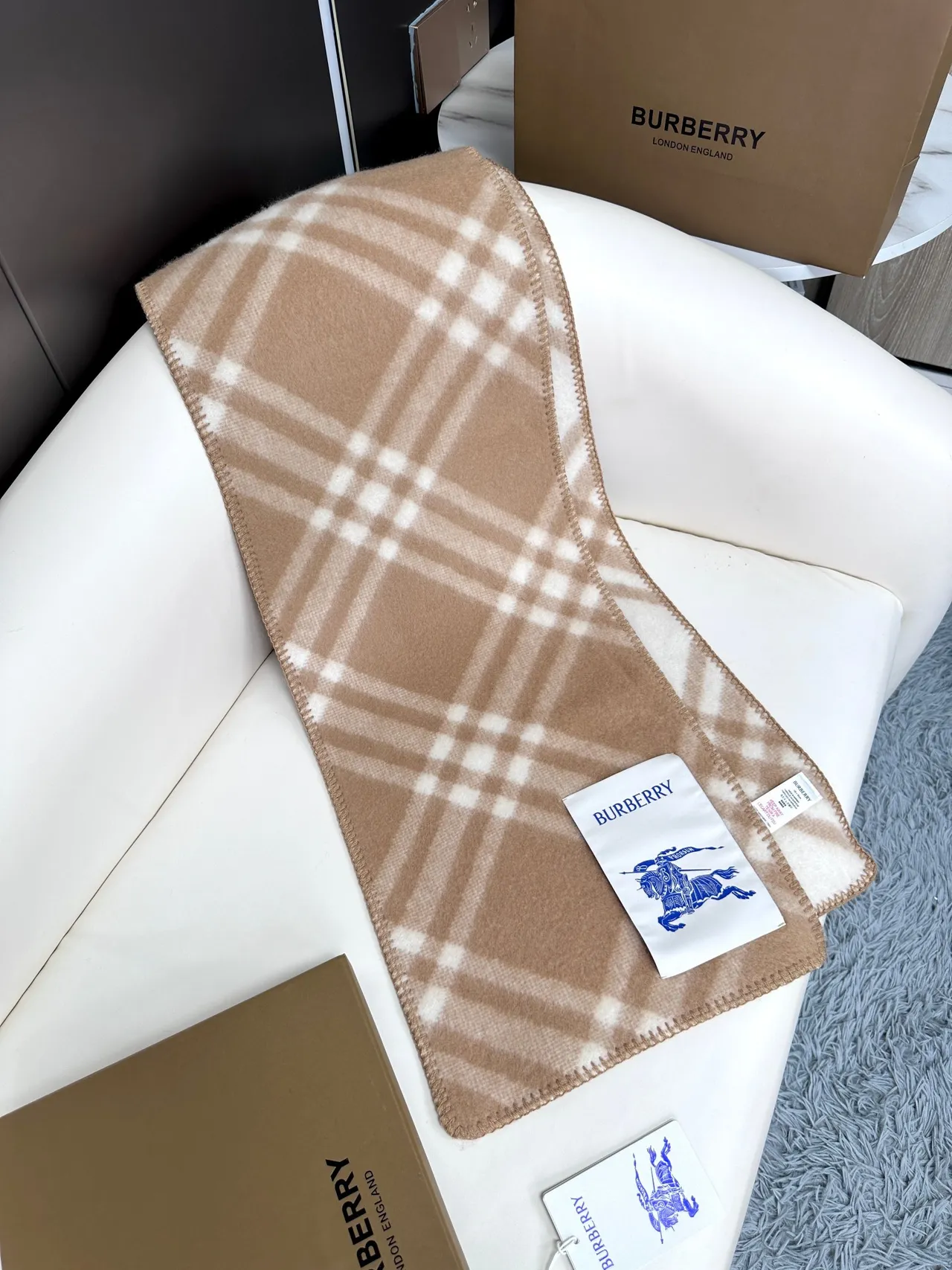 Burberry Nova Check جملي وكريمي كشمير شال 5
