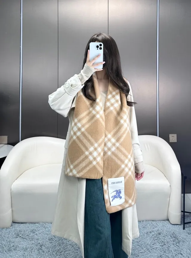 Burberry Nova Check جملي وكريمي كشمير شال 8