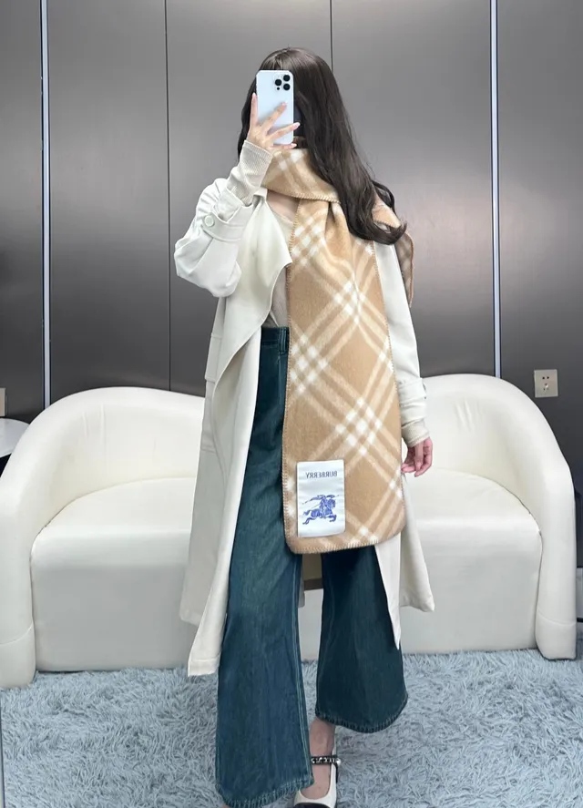Burberry Nova Check جملي وكريمي كشمير شال 9