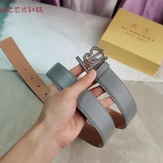 Burberry TB भूरा और टैन चमड़े का बेल्ट