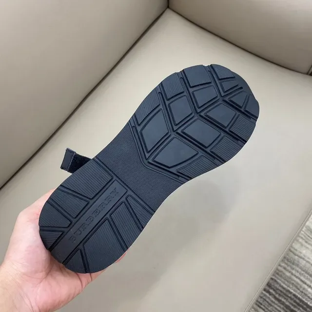 Burberry Sneakers Lifestyle Brancos e Pretos com Sola de Plataforma e Detalhe de Logo e Cinto 2