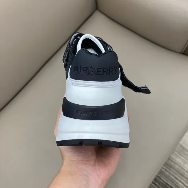 Burberry Sneakers Lifestyle Brancos e Pretos com Sola de Plataforma e Detalhe de Logo e Cinto 3
