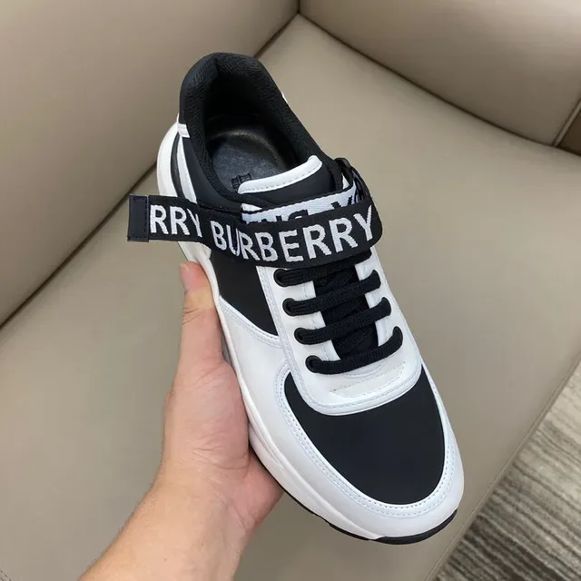 Burberry Sneakers Lifestyle Brancos e Pretos com Sola de Plataforma e Detalhe de Logo e Cinto 4