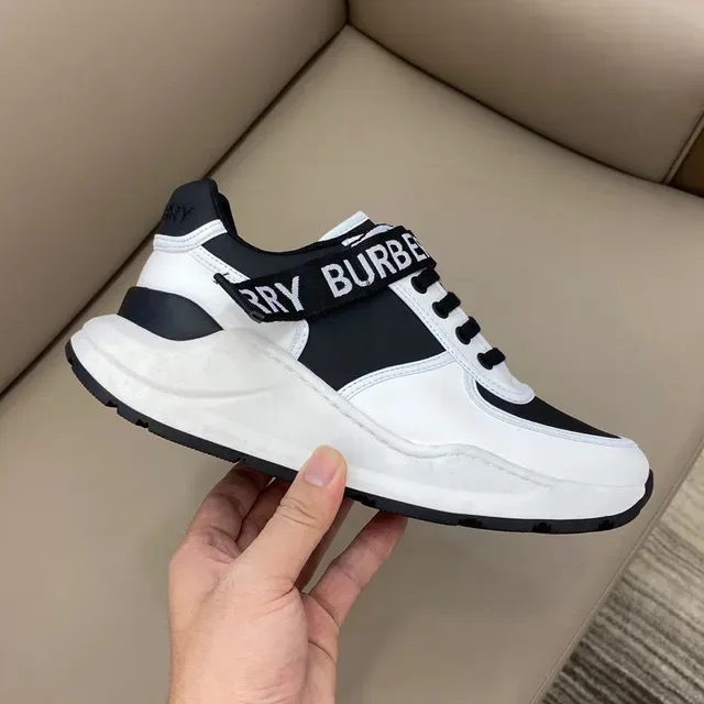 Burberry Sneakers Lifestyle Brancos e Pretos com Sola de Plataforma e Detalhe de Logo e Cinto 5
