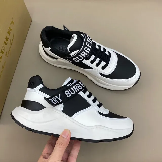 Burberry Sneakers Lifestyle Brancos e Pretos com Sola de Plataforma e Detalhe de Logo e Cinto 6