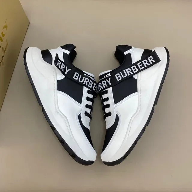 Burberry Sneakers Lifestyle Brancos e Pretos com Sola de Plataforma e Detalhe de Logo e Cinto 7