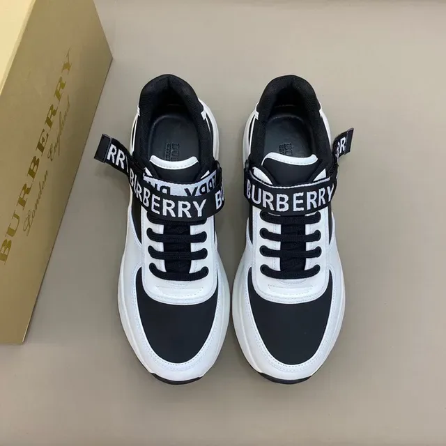 Burberry Sneakers Lifestyle Brancos e Pretos com Sola de Plataforma e Detalhe de Logo e Cinto 9