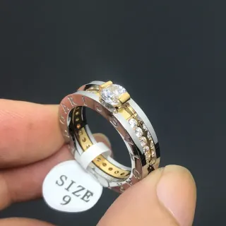 Bvlgari B.zero1 चांदी और सोना स्टैक्ड मल्टी-बैंड एंग्रेव्ड लोगो रिंग