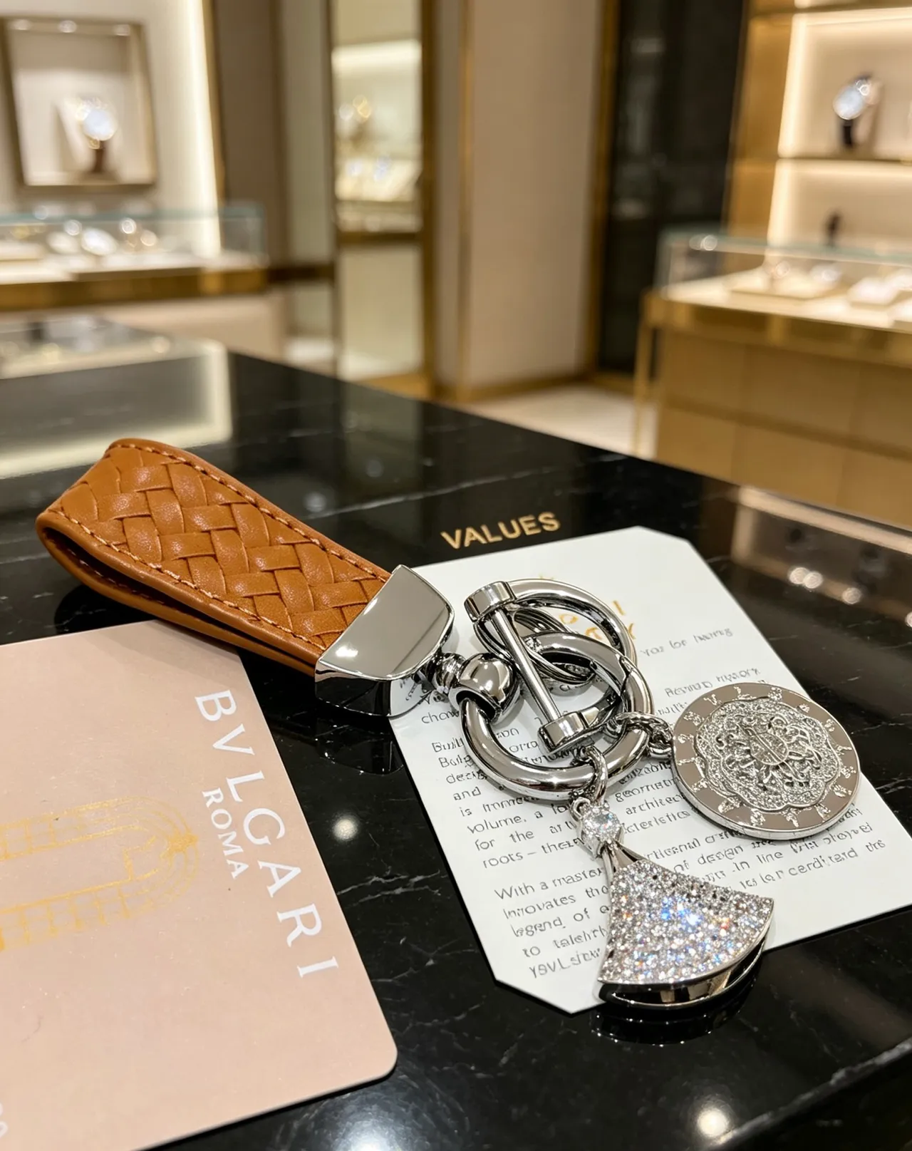 Bvlgari Divas’ Dream Bracelet en cuir tressé beige argenté en cuir tan avec charm de cristal pavé en forme d'éventail 4
