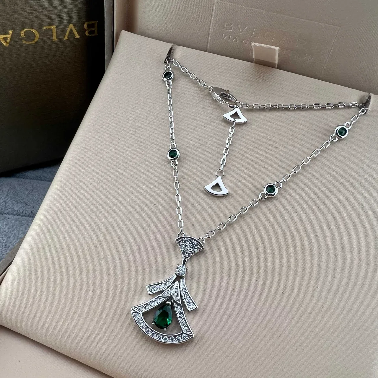 Bvlgari Divas’ Dream Collares en forma de abanico con diamantes pavé y gemas en forma de lágrima 4