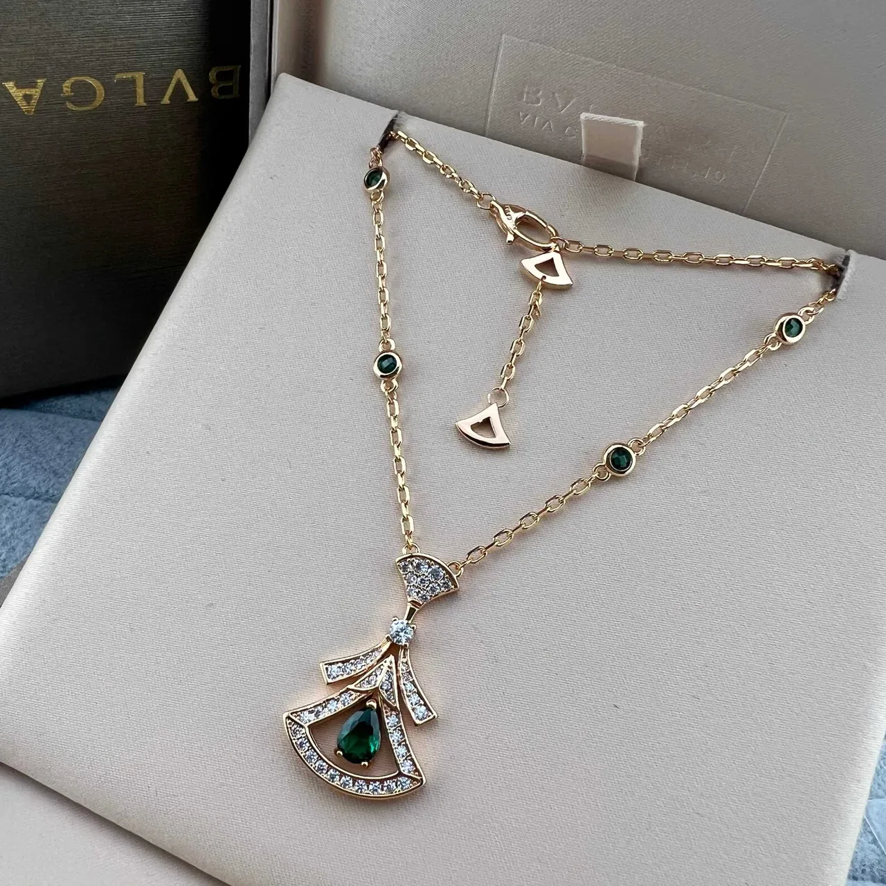 Bvlgari Divas’ Dream Collares en forma de abanico con diamantes pavé y gemas en forma de lágrima 5