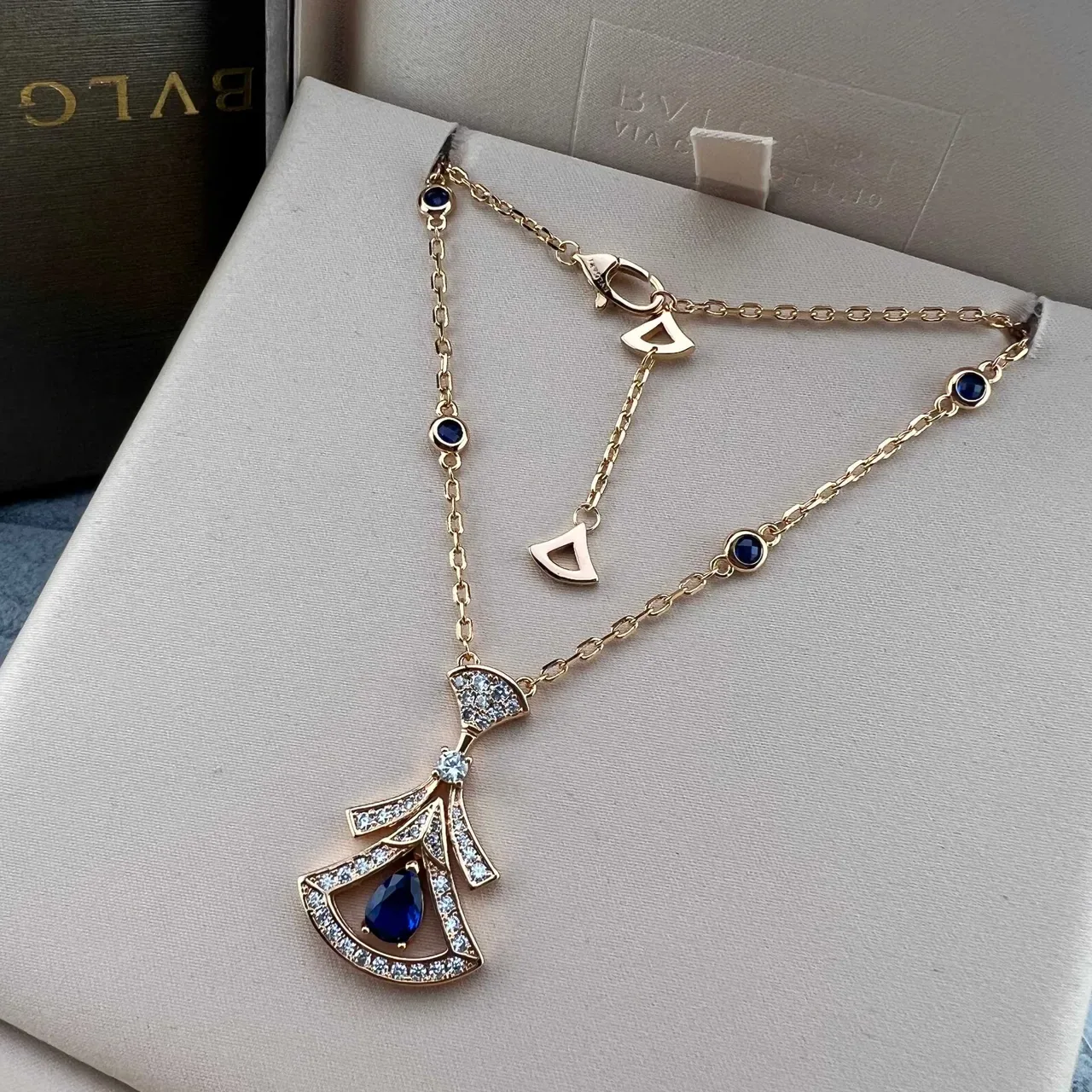 Bvlgari Divas’ Dream Collares en forma de abanico con diamantes pavé y gemas en forma de lágrima 6
