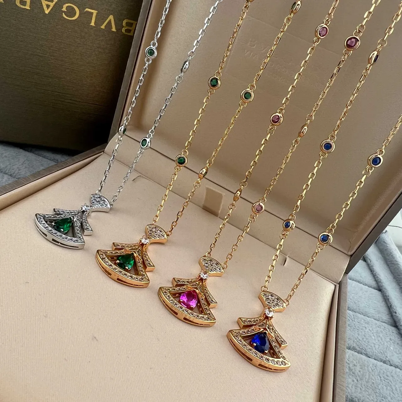 Bvlgari Divas’ Dream Collares en forma de abanico con diamantes pavé y gemas en forma de lágrima 9