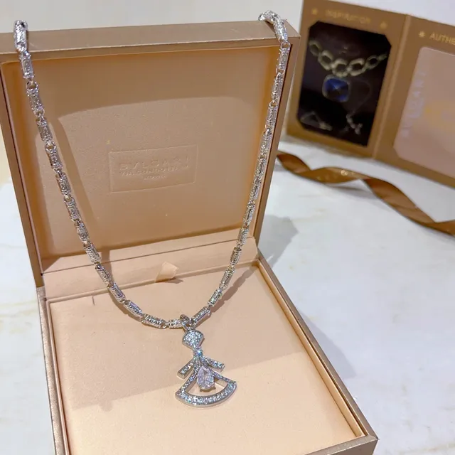 Bvlgari Divas’ Dream Collier de diamants en forme d'éventail taillés en perle 3