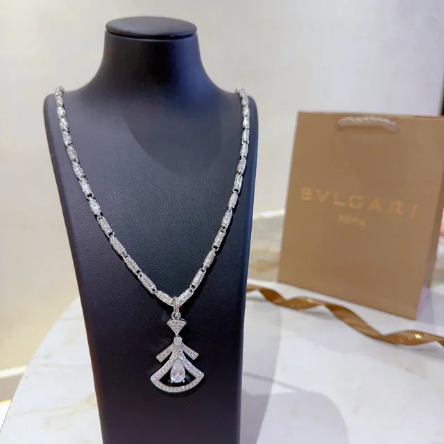 Bvlgari Divas’ Dream Collier de diamants en forme d'éventail taillés en perle 4