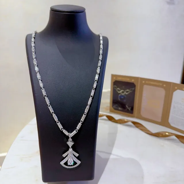 Bvlgari Divas’ Dream Collier de diamants en forme d'éventail taillés en perle 7