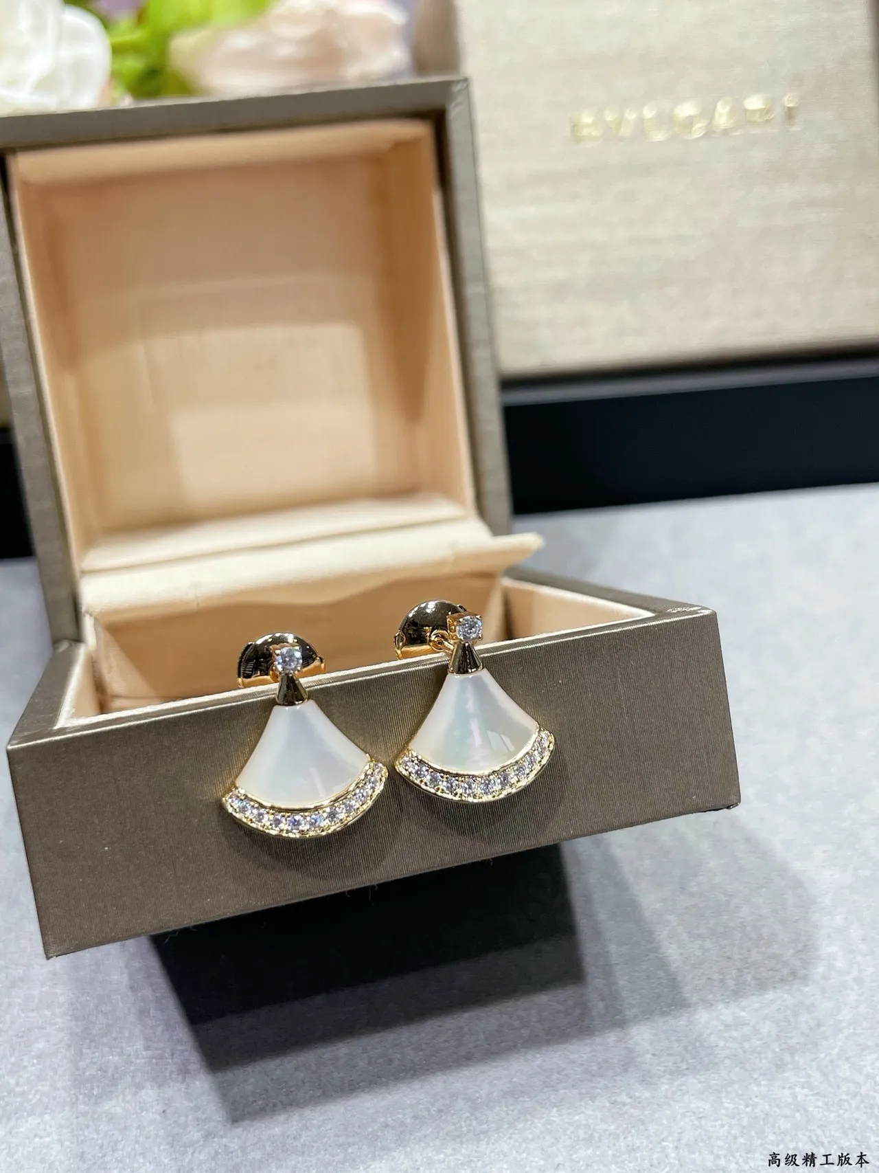 Bvlgari Divas’ Dream Brincos em forma de leque vermelho e branco Mother-of-Pearl 3