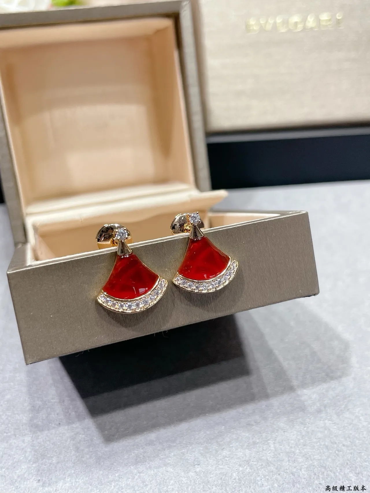 Bvlgari Divas’ Dream Brincos em forma de leque vermelho e branco Mother-of-Pearl 4