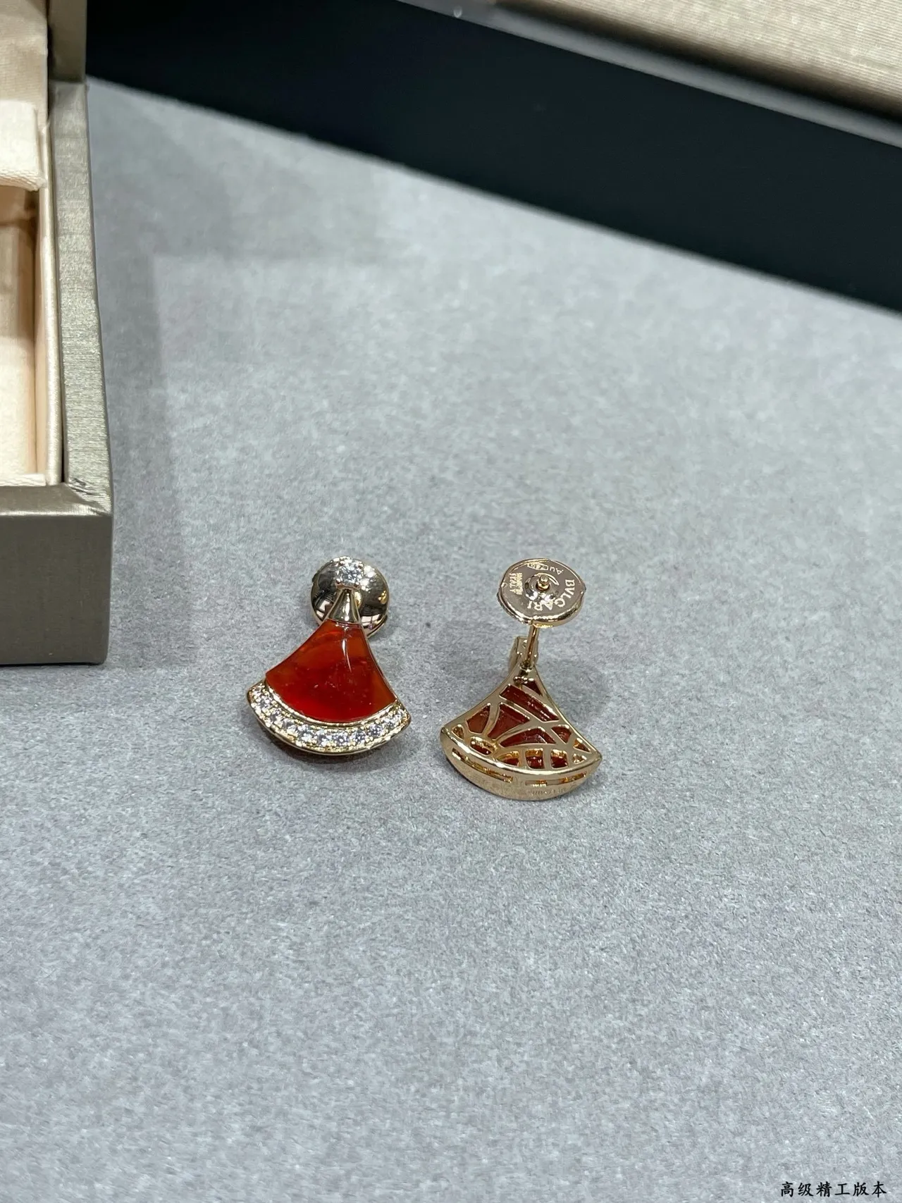 Bvlgari Divas’ Dream Brincos em forma de leque vermelho e branco Mother-of-Pearl 7