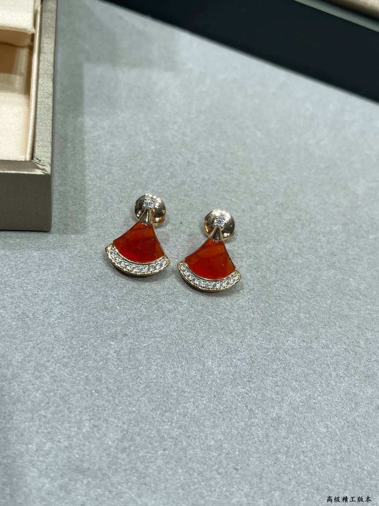 Bvlgari Divas’ Dream Brincos em forma de leque vermelho e branco Mother-of-Pearl 8