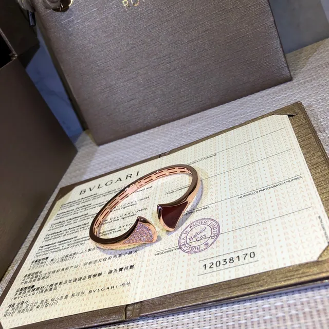 Bvlgari Divas’ Dream Bracelets en or rose avec perle mère et pavé 3
