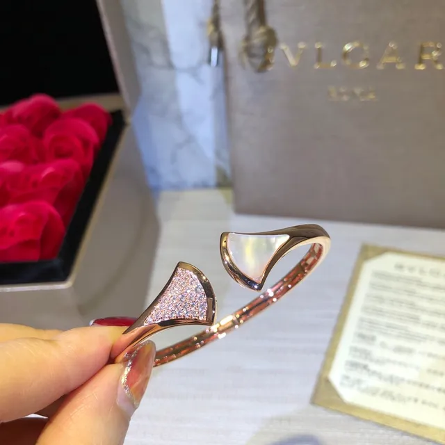 Bvlgari Divas’ Dream Bracelets en or rose avec perle mère et pavé 5