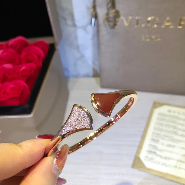 Bvlgari Divas’ Dream Bracelets en or rose avec perle mère et pavé 6