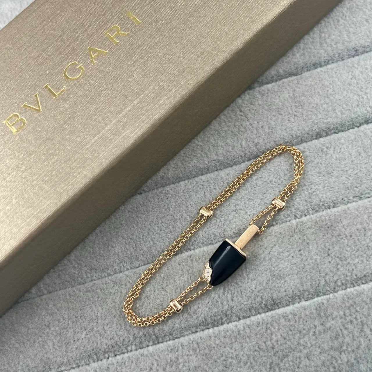 Bvlgari Colliers à Double Chaîne avec Pendentif en Pierre Conique 3