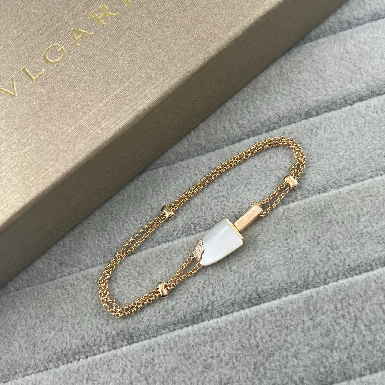 Bvlgari Colliers à Double Chaîne avec Pendentif en Pierre Conique 6