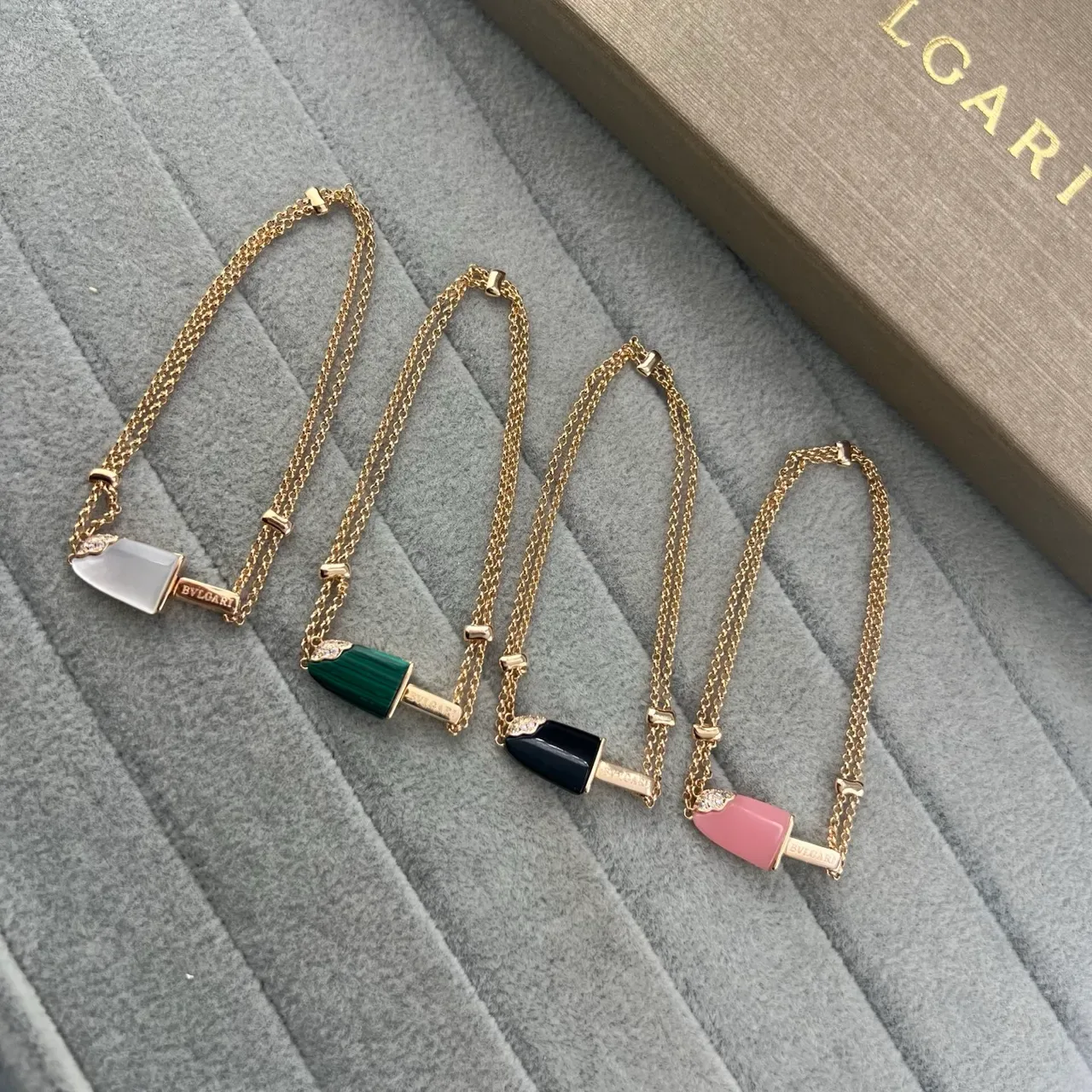 Bvlgari Colliers à Double Chaîne avec Pendentif en Pierre Conique 7
