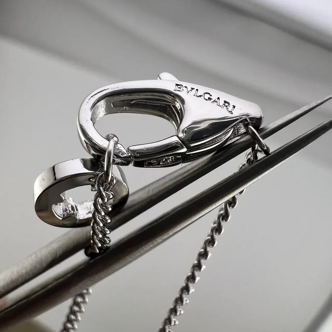 Bvlgari Fiorever Collier pendentif fleur à quatre pétales or argent avec accents de cristal Pavé 2