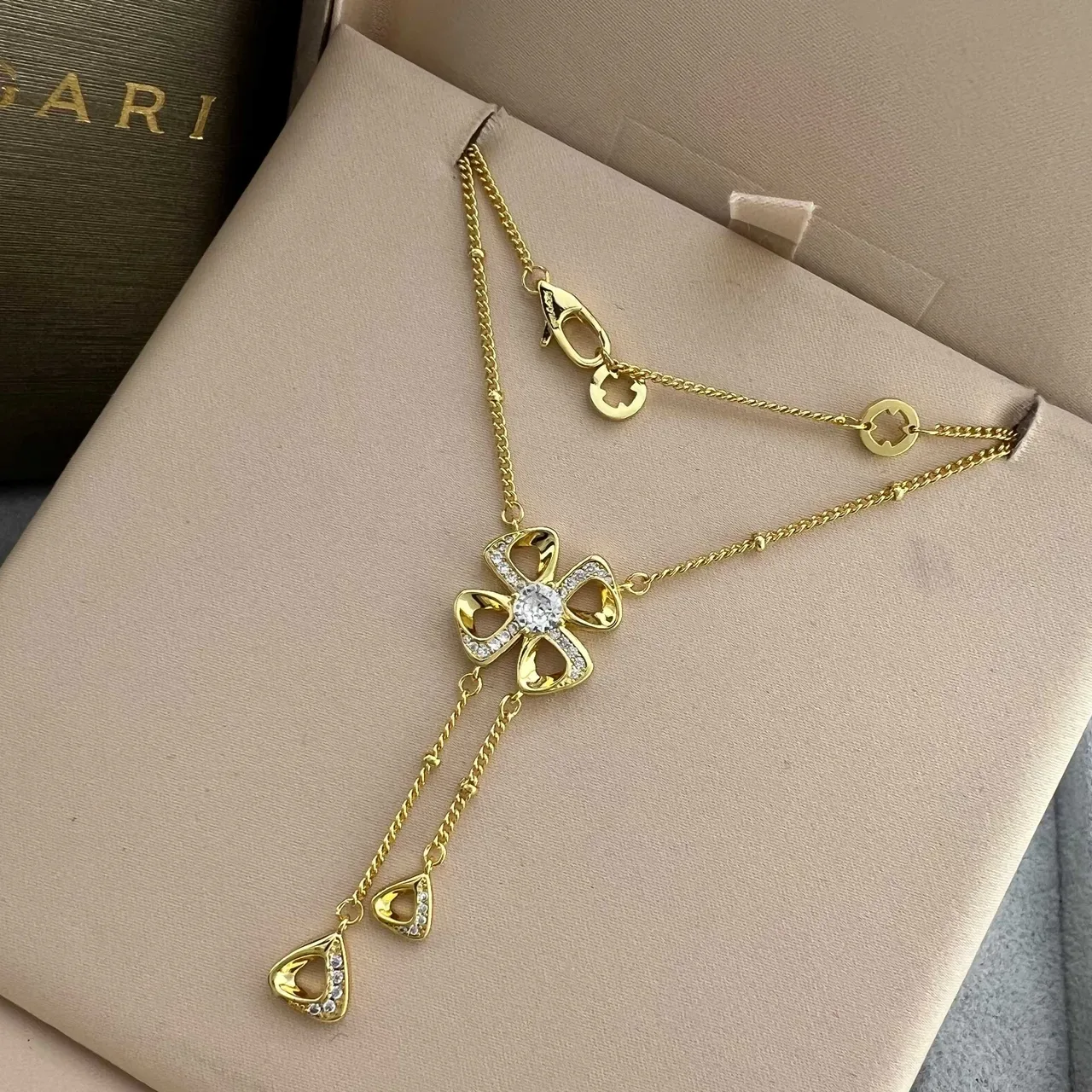 Bvlgari Fiorever Collier pendentif fleur à quatre pétales or argent avec accents de cristal Pavé 3