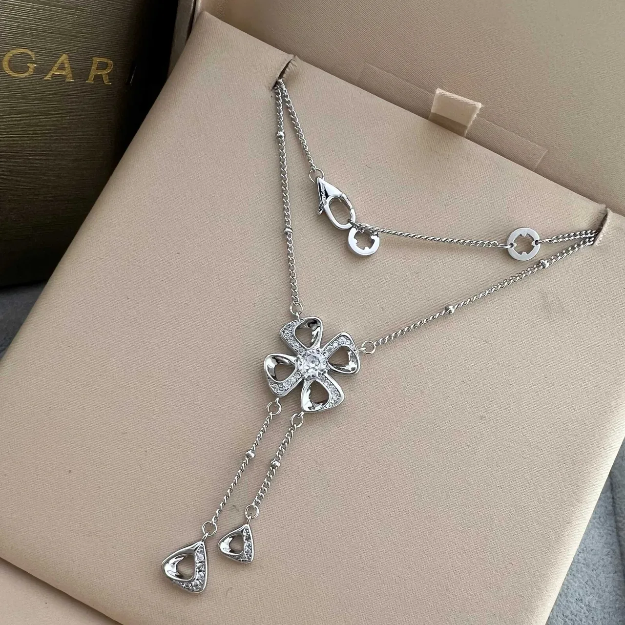 Bvlgari Fiorever Collier pendentif fleur à quatre pétales or argent avec accents de cristal Pavé 4