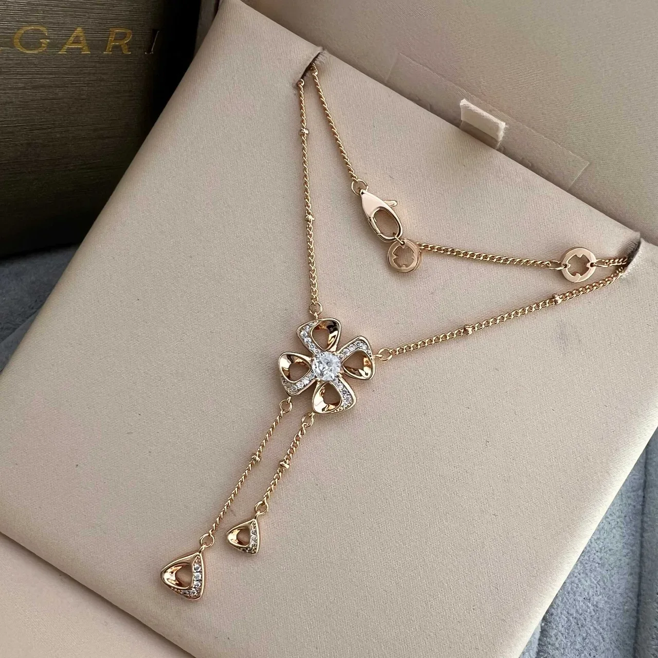 Bvlgari Fiorever Collier pendentif fleur à quatre pétales or argent avec accents de cristal Pavé 5