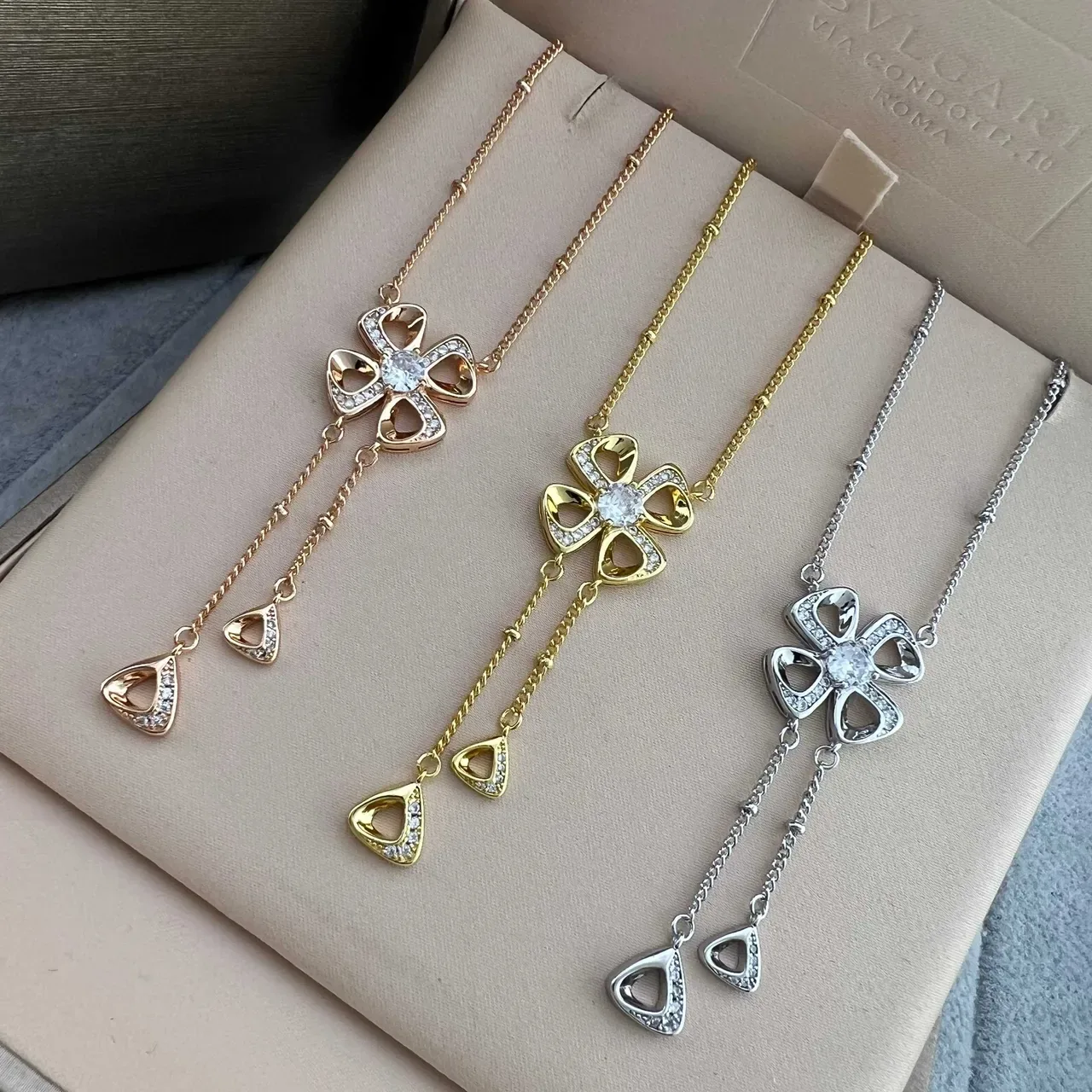 Bvlgari Fiorever Collier pendentif fleur à quatre pétales or argent avec accents de cristal Pavé 6