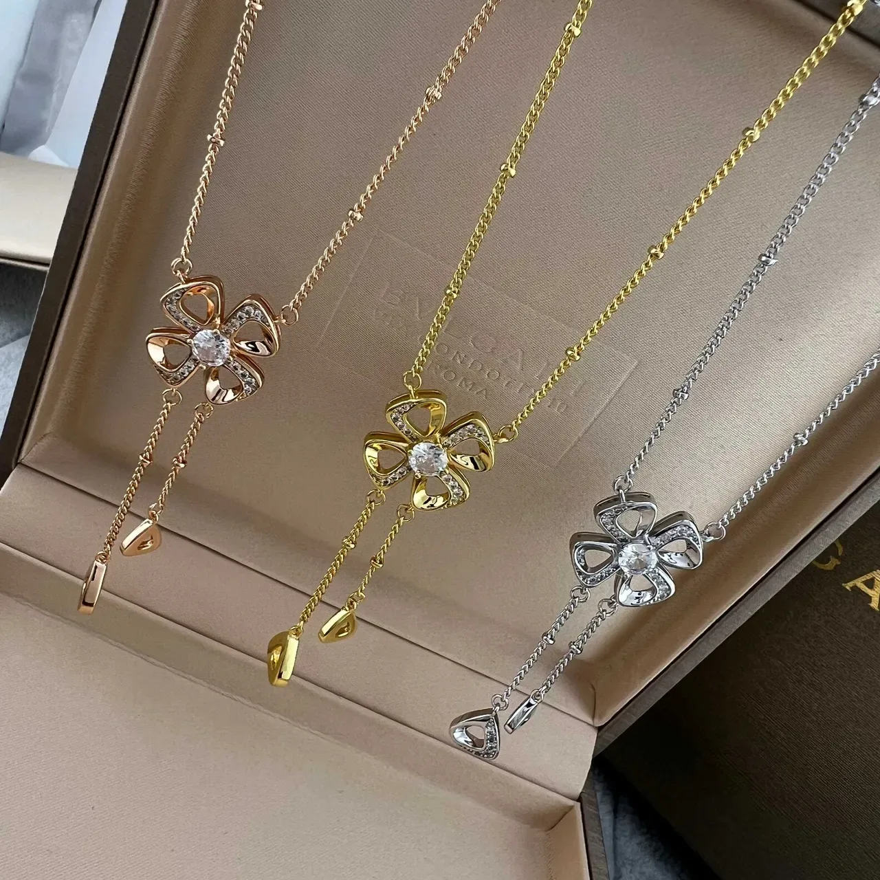 Bvlgari Fiorever Collier pendentif fleur à quatre pétales or argent avec accents de cristal Pavé 7