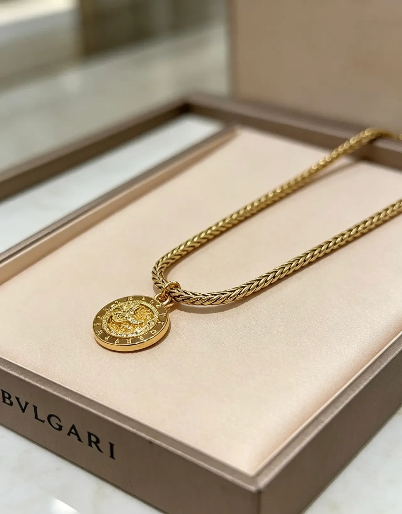 Bvlgari Collier Chaîne Tressée Or Médaille Dragon 4