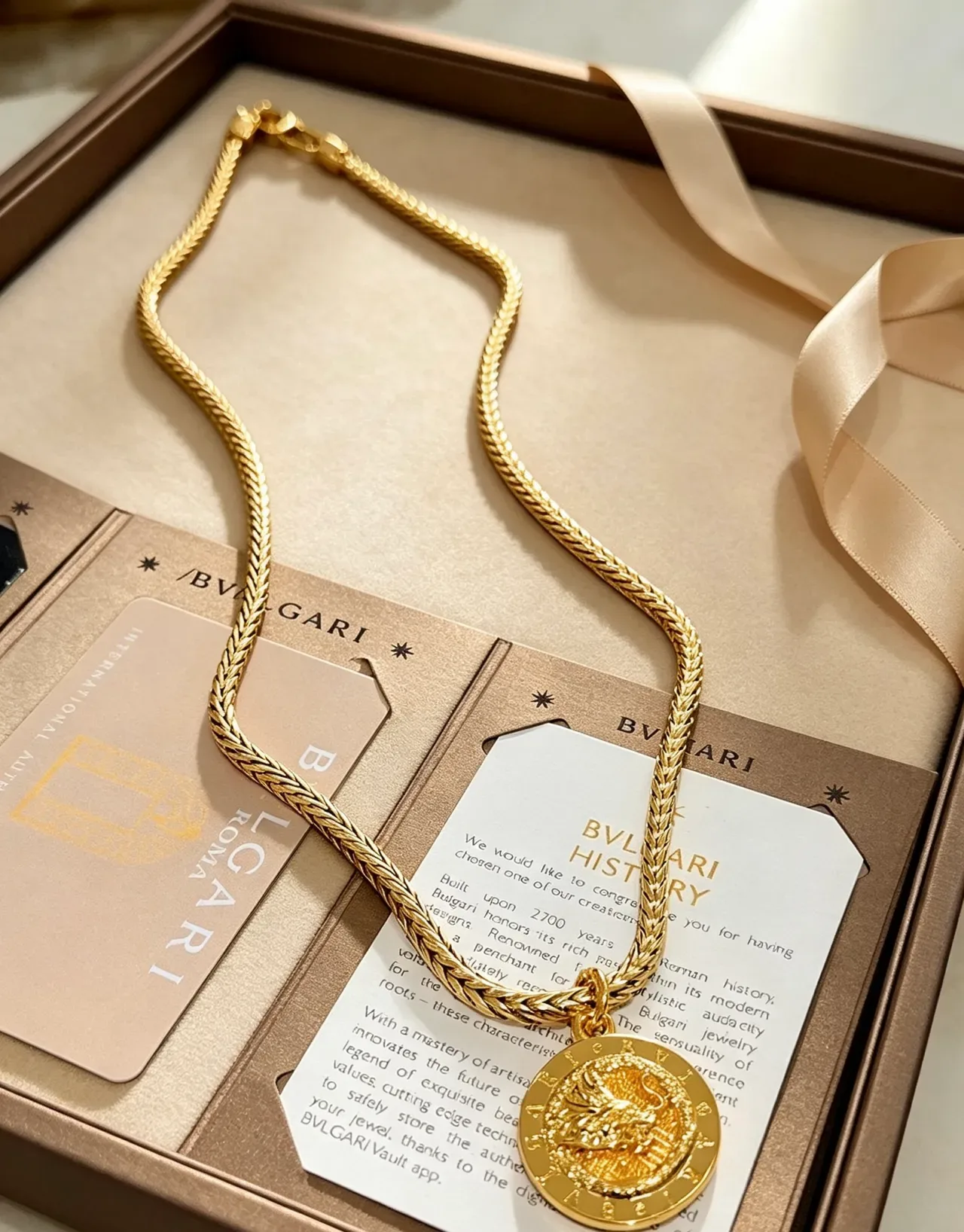 Bvlgari Collier Chaîne Tressée Or Médaille Dragon 8