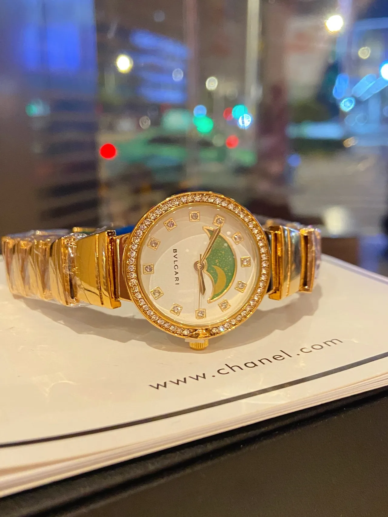 Bvlgari Montre en or blanc avec bracelet intégré, bezel de diamants et quartz 3